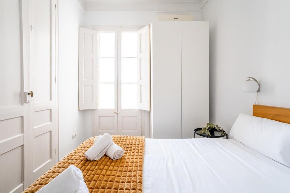 Gran Via Historic Catalan 4bd Only For Families Or Business Groups Appartement