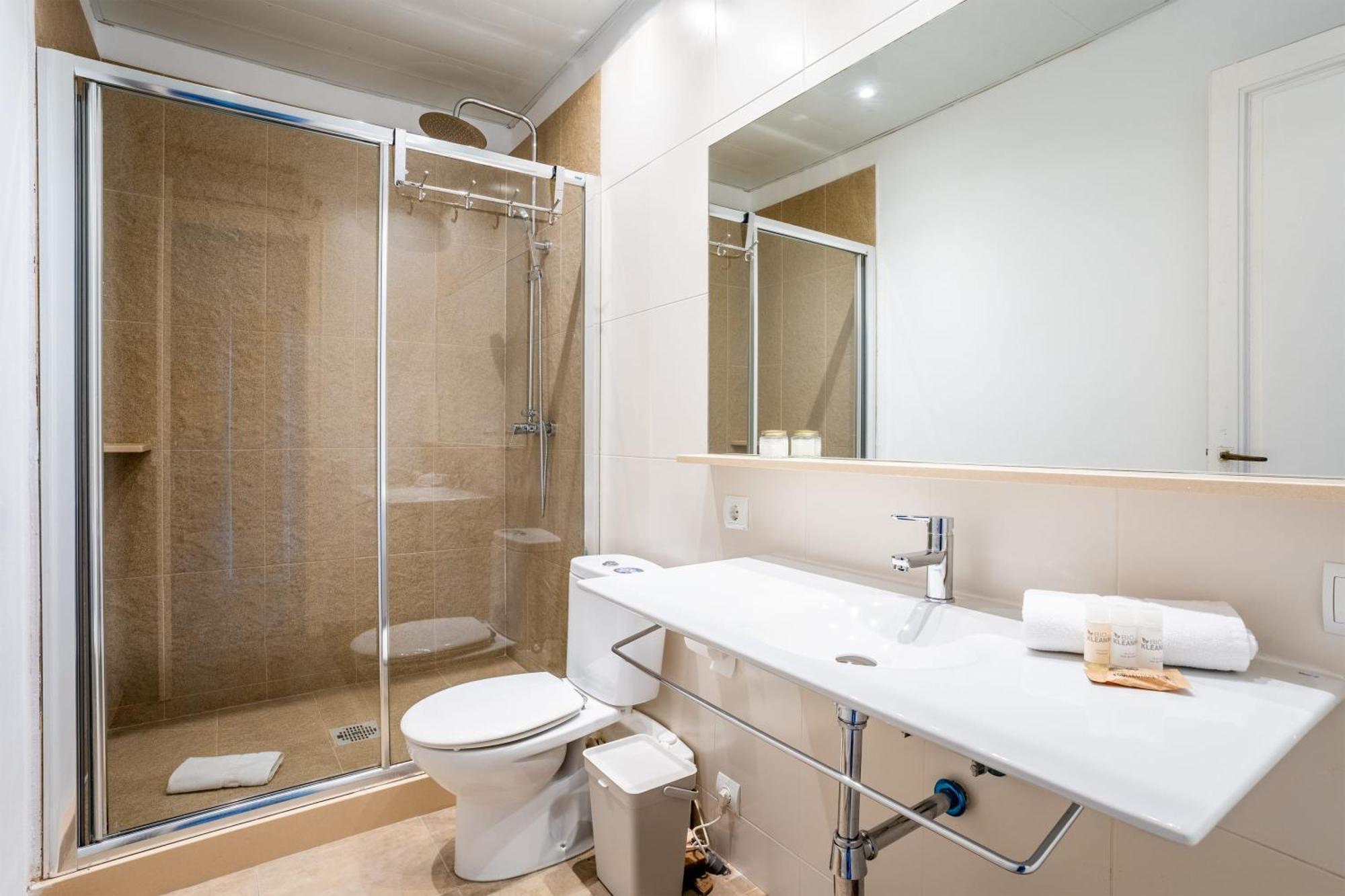 Gran Via Historic Catalan 4bd Only For Families Or Business Groups Appartement